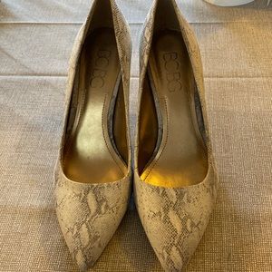 BCBG Maxazria snake print heels! Size 10.